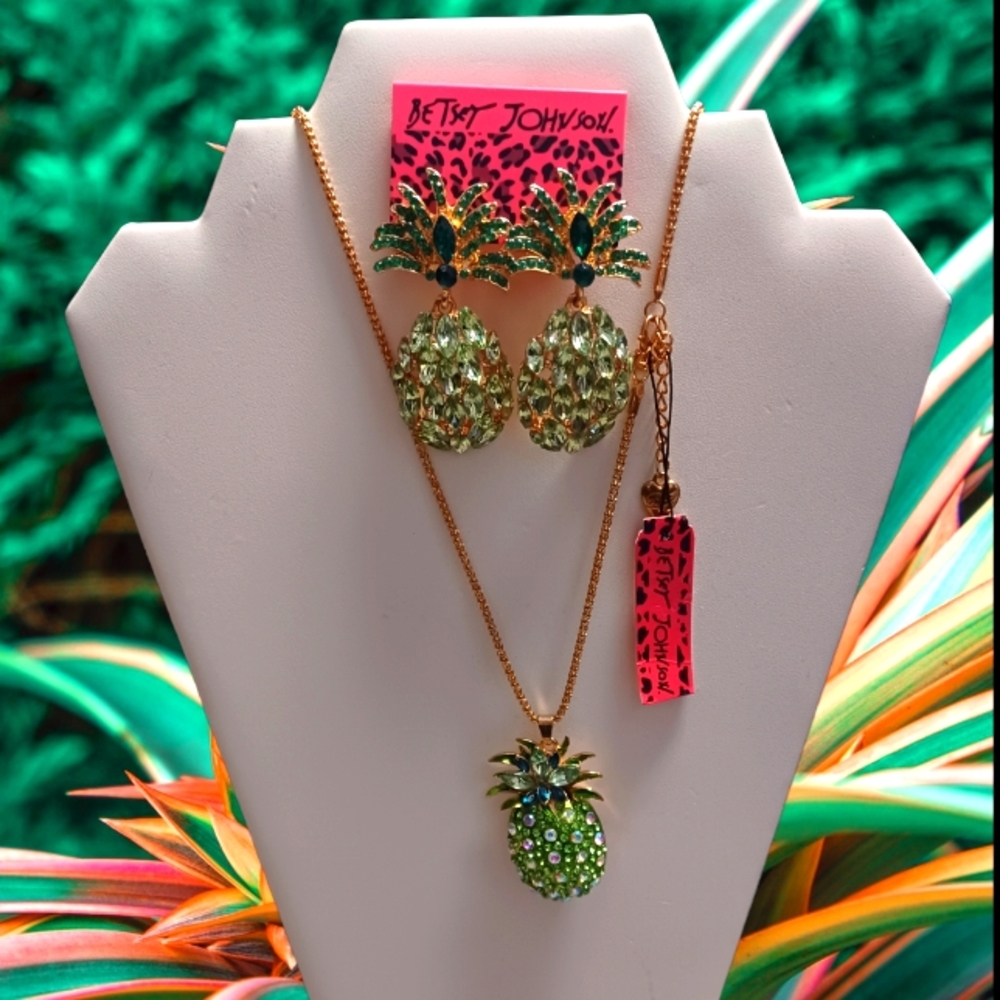 Green and Gold Pineapple 🍍 Necklace